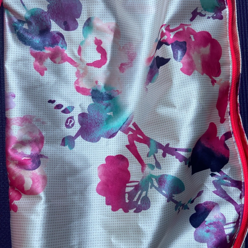 NWT Lululemon Blurred Blossom Namaste Yoga Tote - Picture 4 of 8